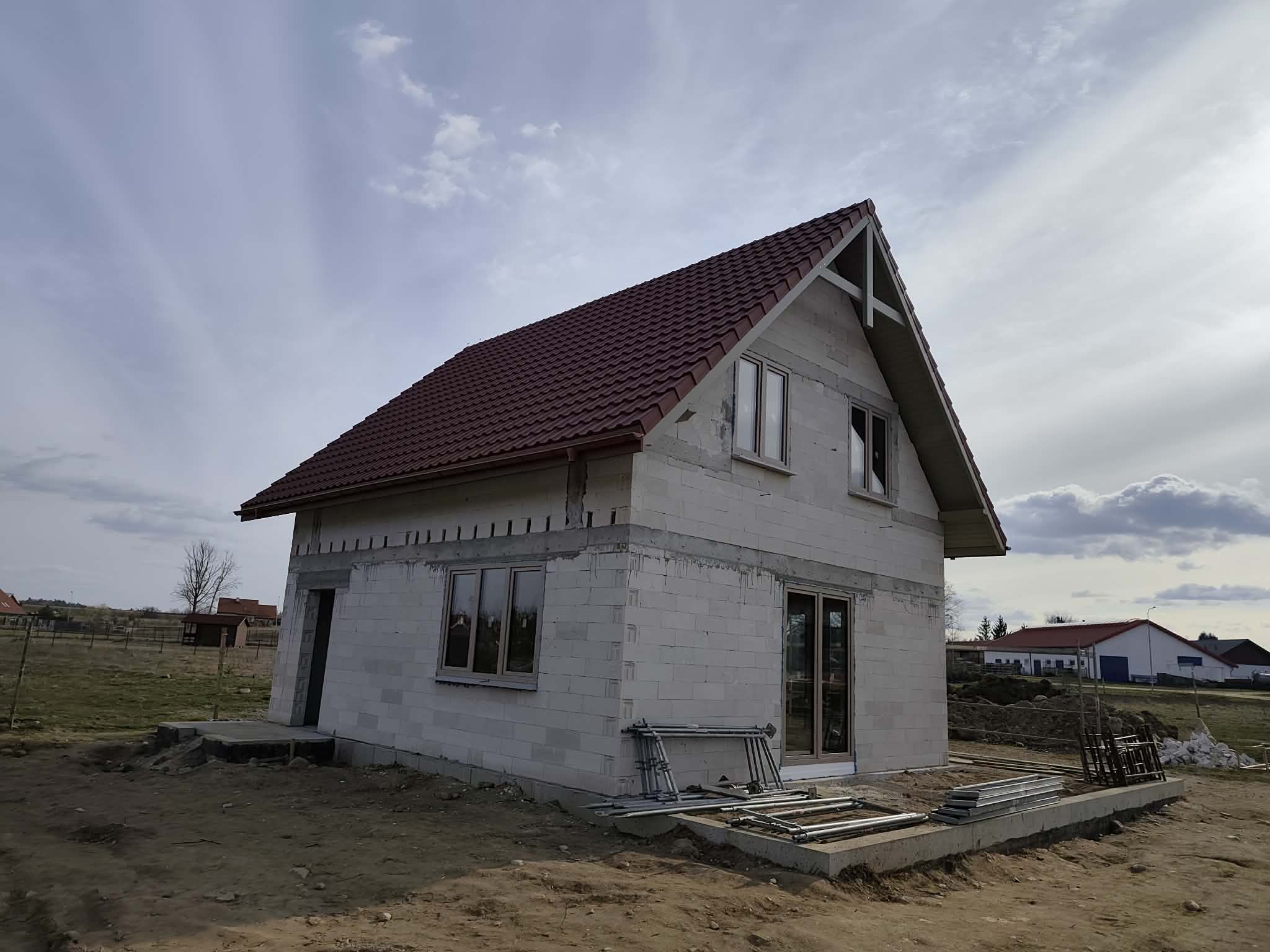 Jasne okna w domu z poddaszem